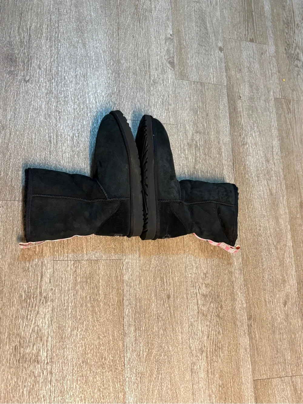 UGG CLASSIC SHORT BLACK GRAPHIC LOGO SIZE 10
